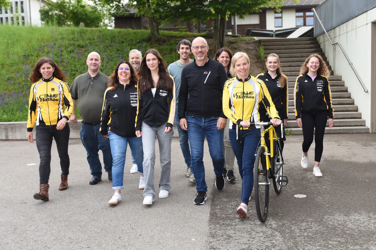 Das Organisationskomitee des Dorffäscht Hittnau – Gruppenfoto mit elf Personen, darunter Pia Wertheimer in gelber Velojacke.